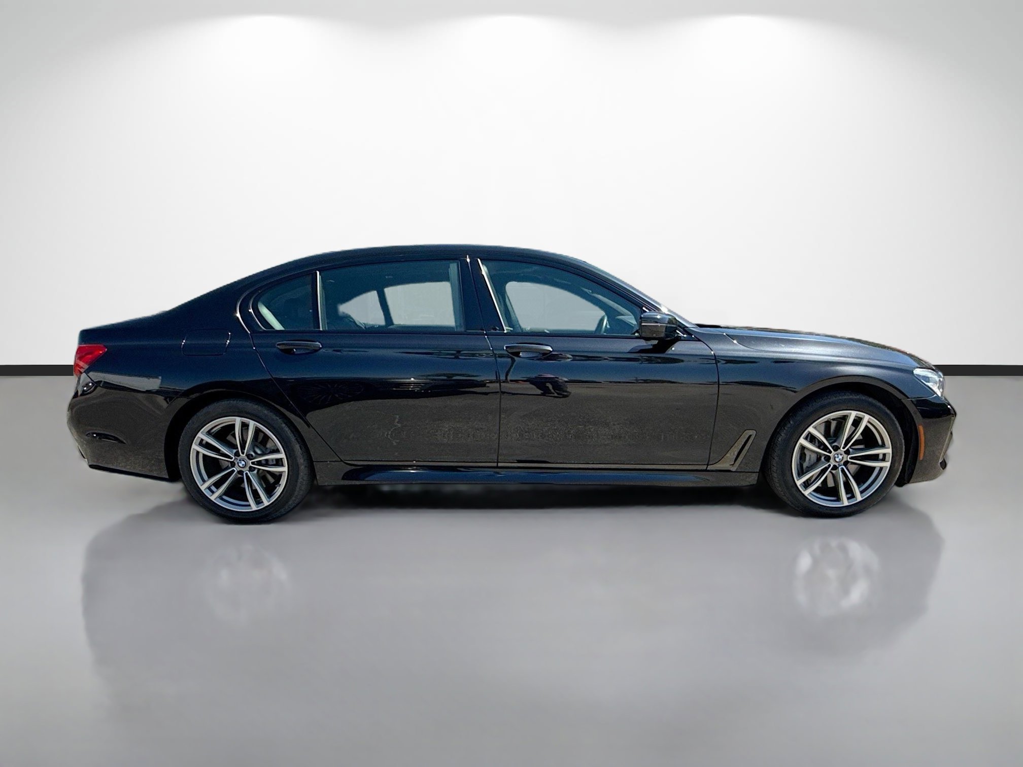 Used 2019 BMW 750i xDrive w/ Executive Package AWD/4WD image 2