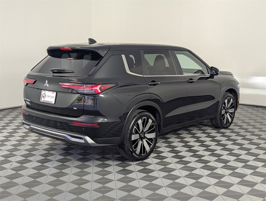 Used 2025 Mitsubishi Outlander SE image 5