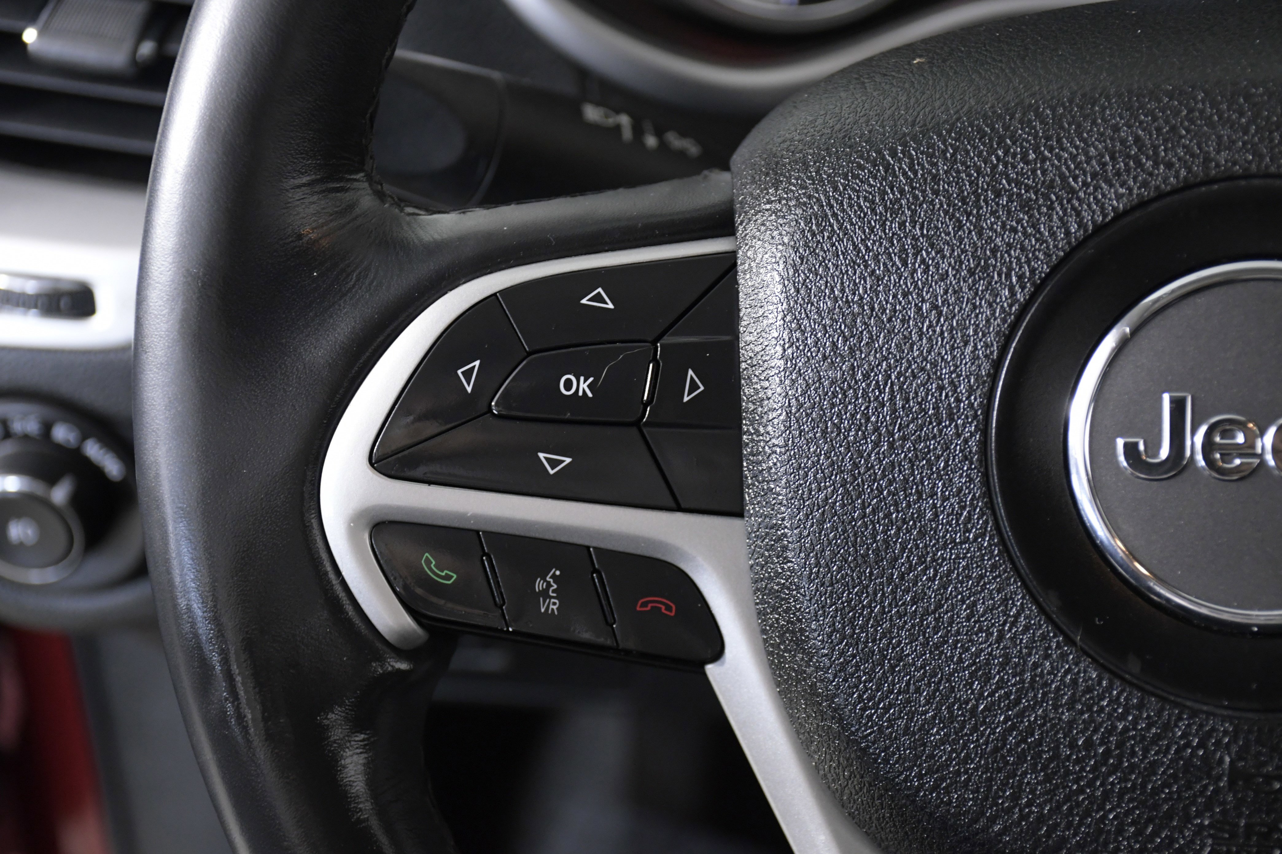 Used 2016 Jeep Cherokee Trailhawk w/ Comfort/Convenience Group image 11