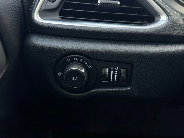 Used 2025 Chrysler Pacifica Limited image 35