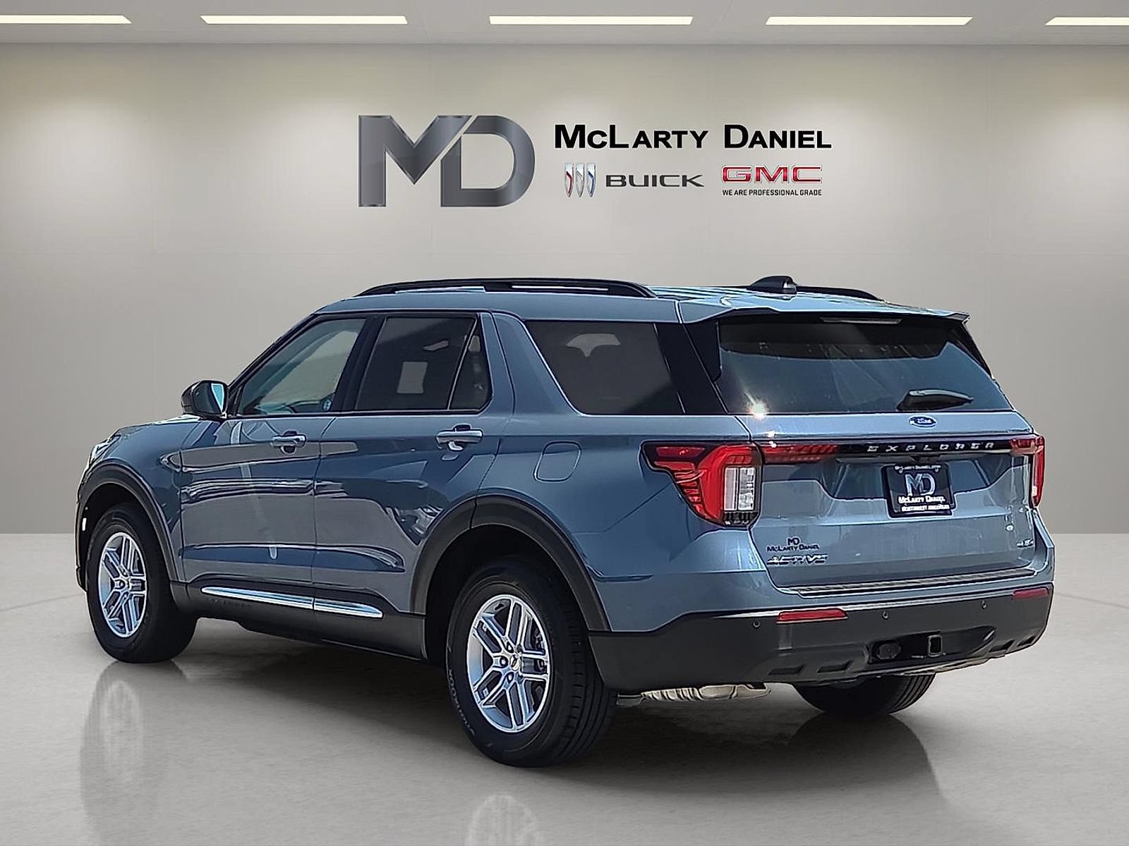 Used 2025 Ford Explorer Active AWD/4WD image 14