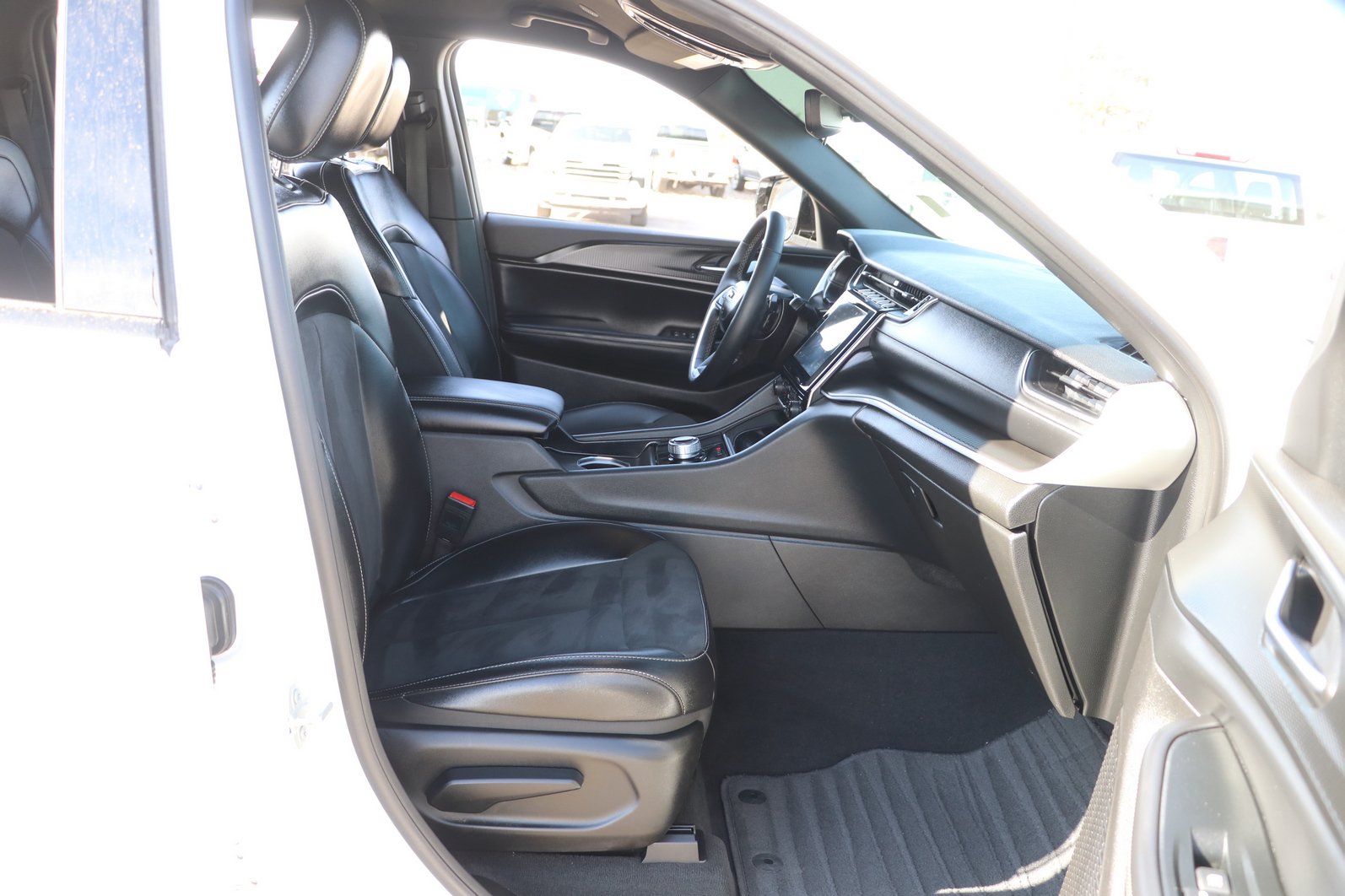 Used 2024 Jeep Grand Cherokee Altitude AWD/4WD image 33