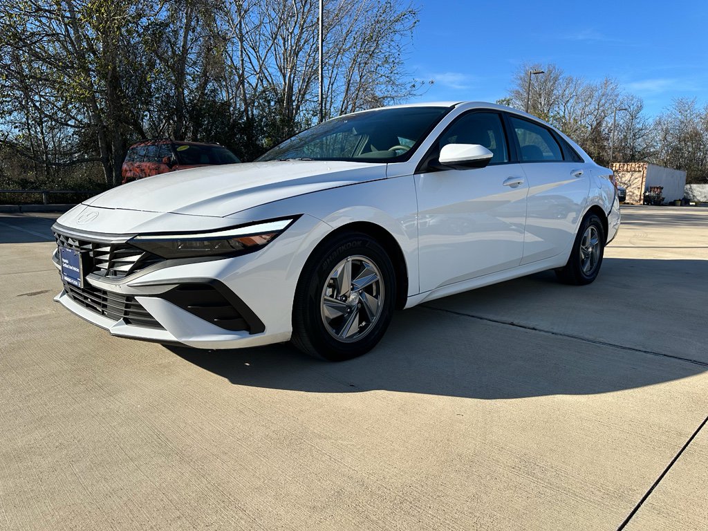 Used 2025 Hyundai Elantra SE image 1
