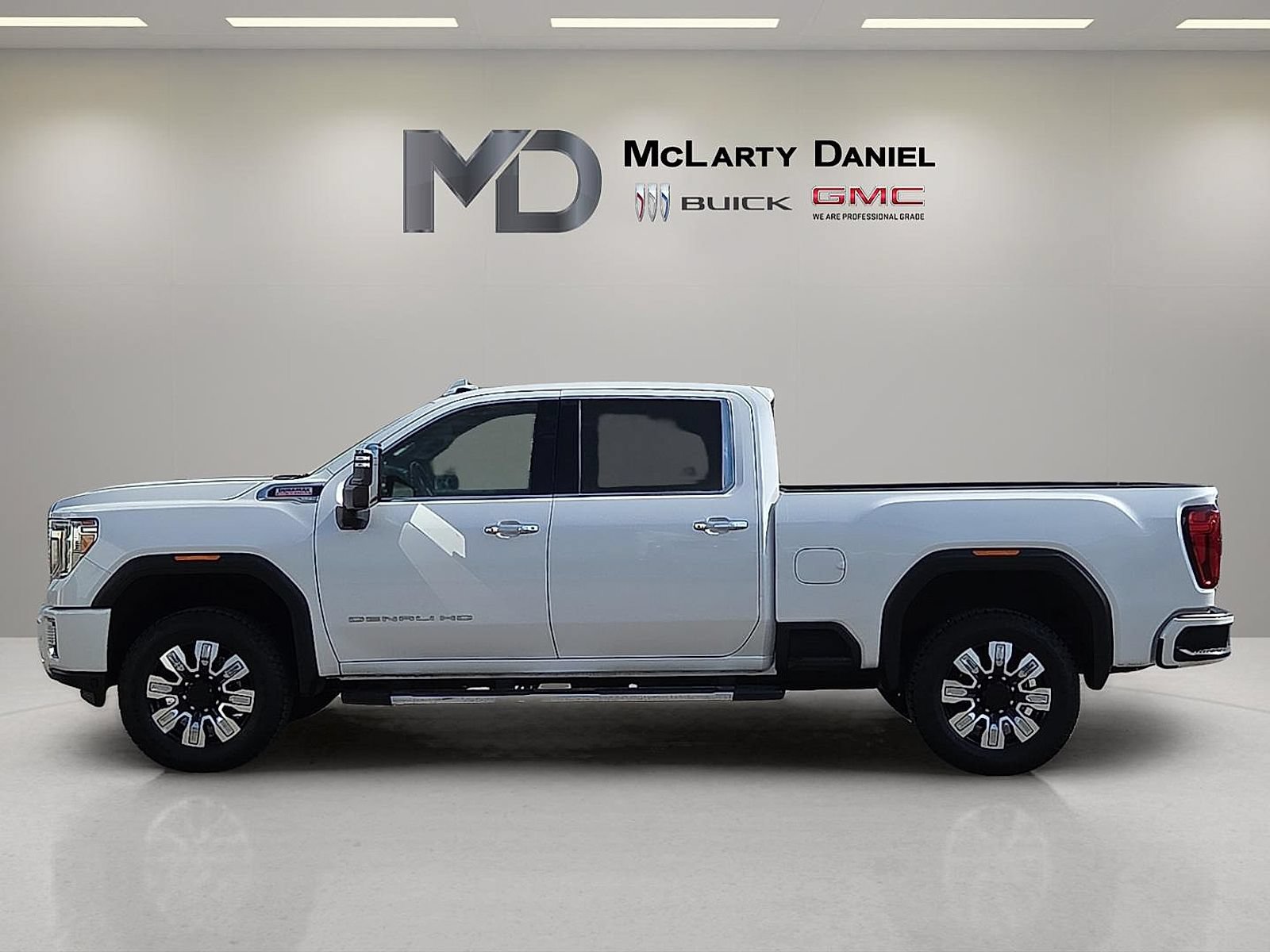 Used 2022 GMC Sierra 2500 Denali w/ Denali Ultimate Package AWD/4WD image 2