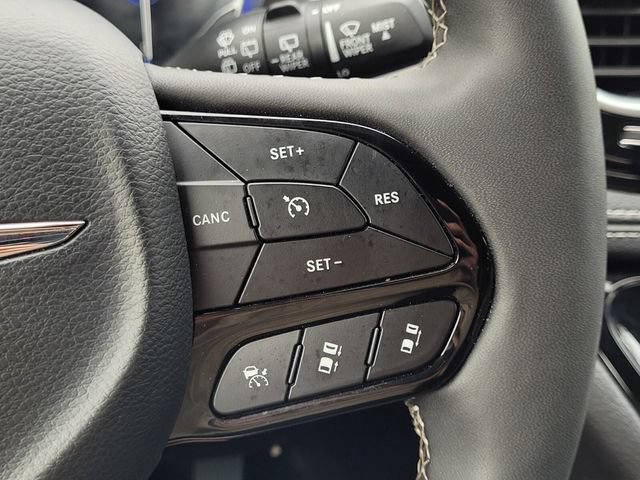 Used 2025 Chrysler Pacifica Limited FWD image 36