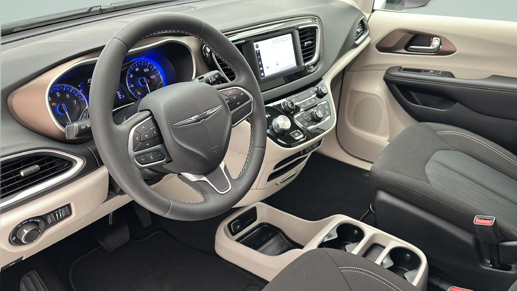 Used 2023 Chrysler Voyager LX FWD image 11