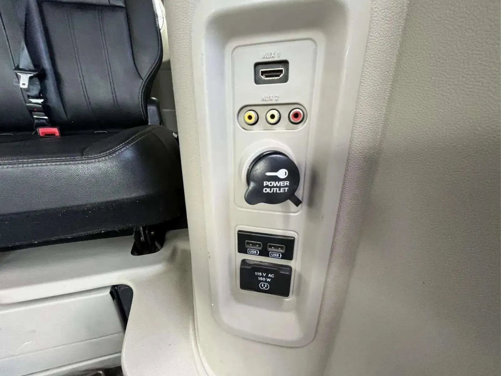 Used 2014 Chrysler Town & Country Touring image 16