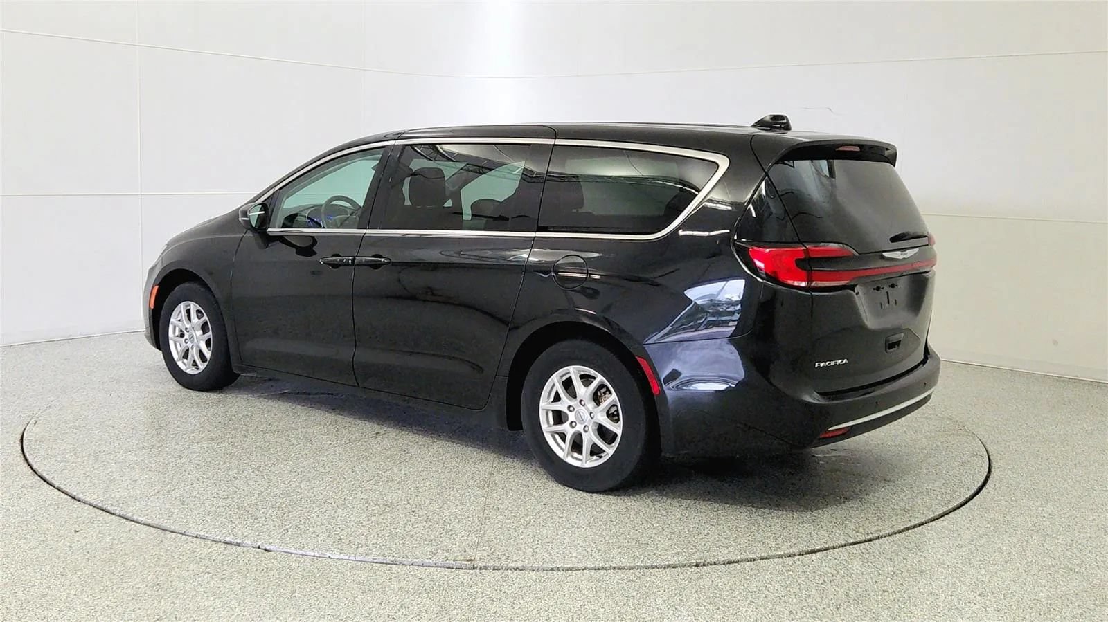 Used 2023 Chrysler Pacifica Touring-L FWD image 6