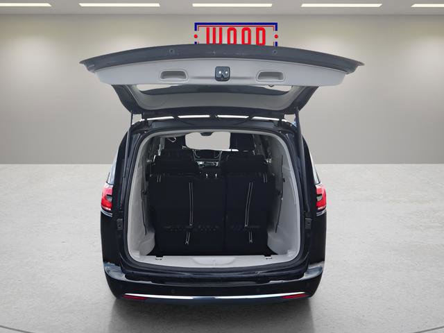 Used 2024 Chrysler Pacifica Select image 26