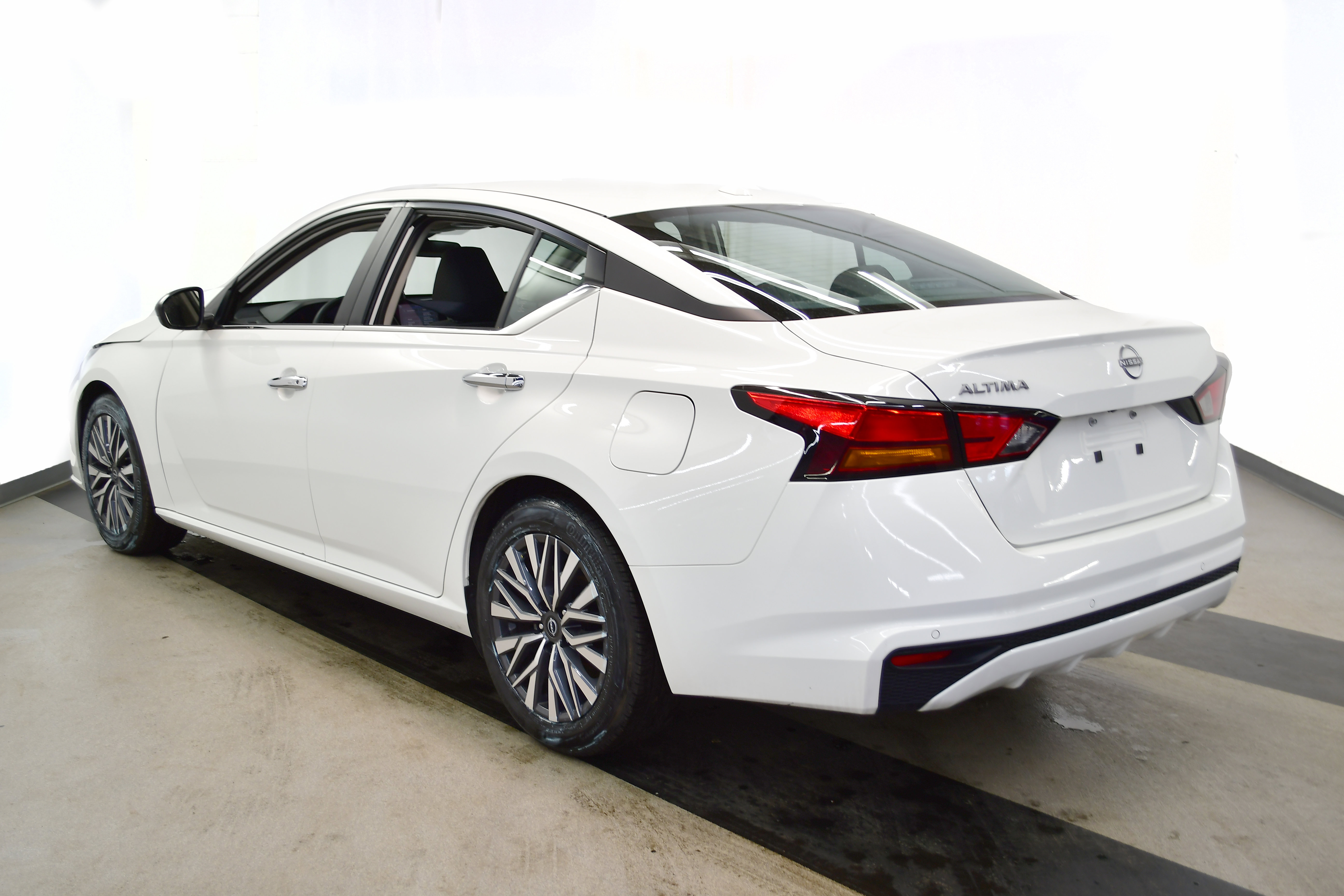 Used 2025 Nissan Altima 2.5 SV image 5