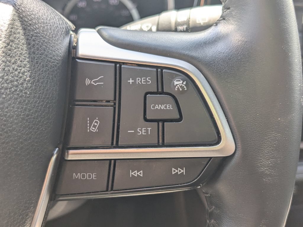 Used 2024 Toyota Highlander XSE FWD image 13
