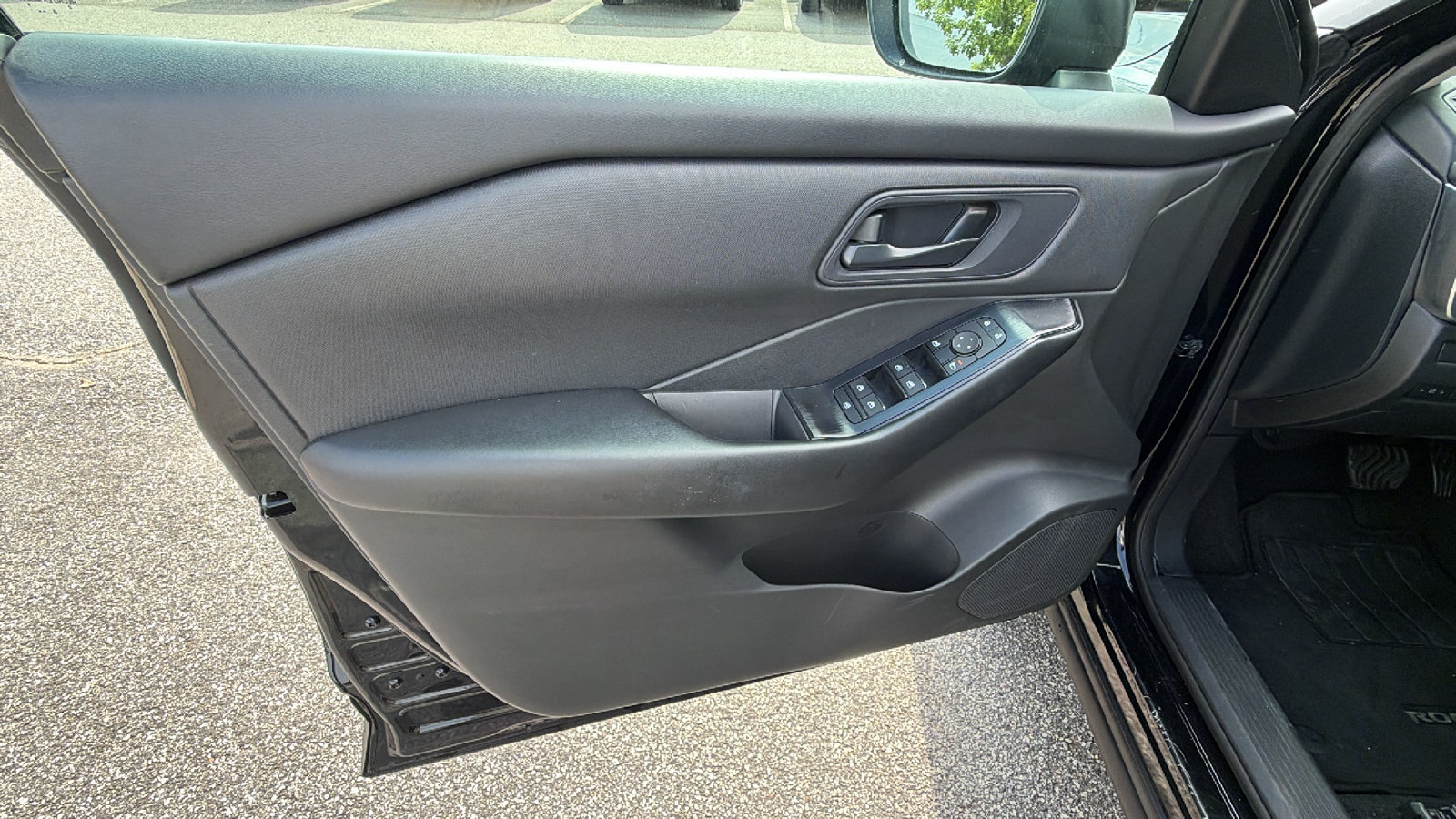 Used 2024 Nissan Rogue S AWD/4WD image 14