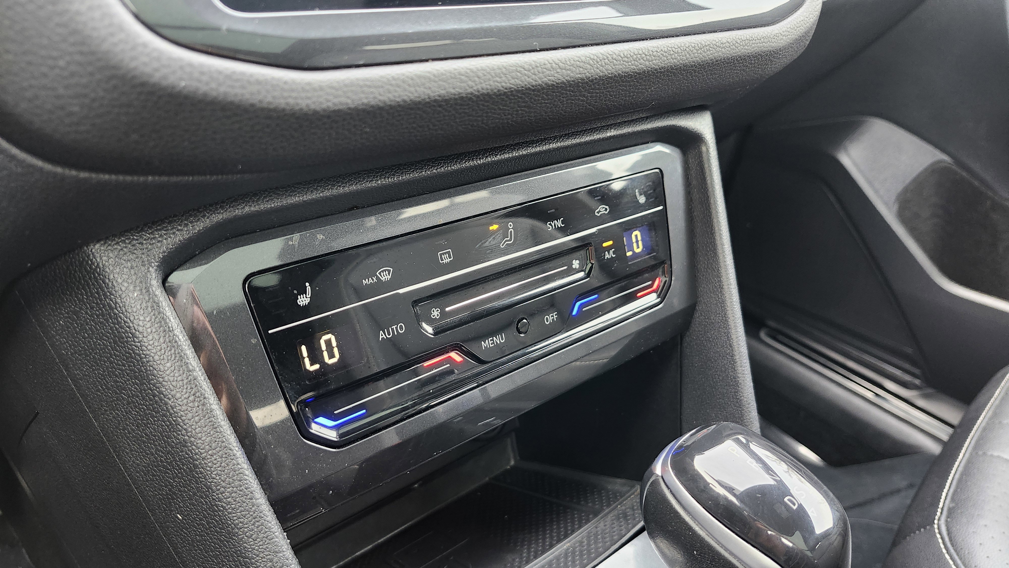 Used 2023 Volkswagen Tiguan SE R-Line image 30