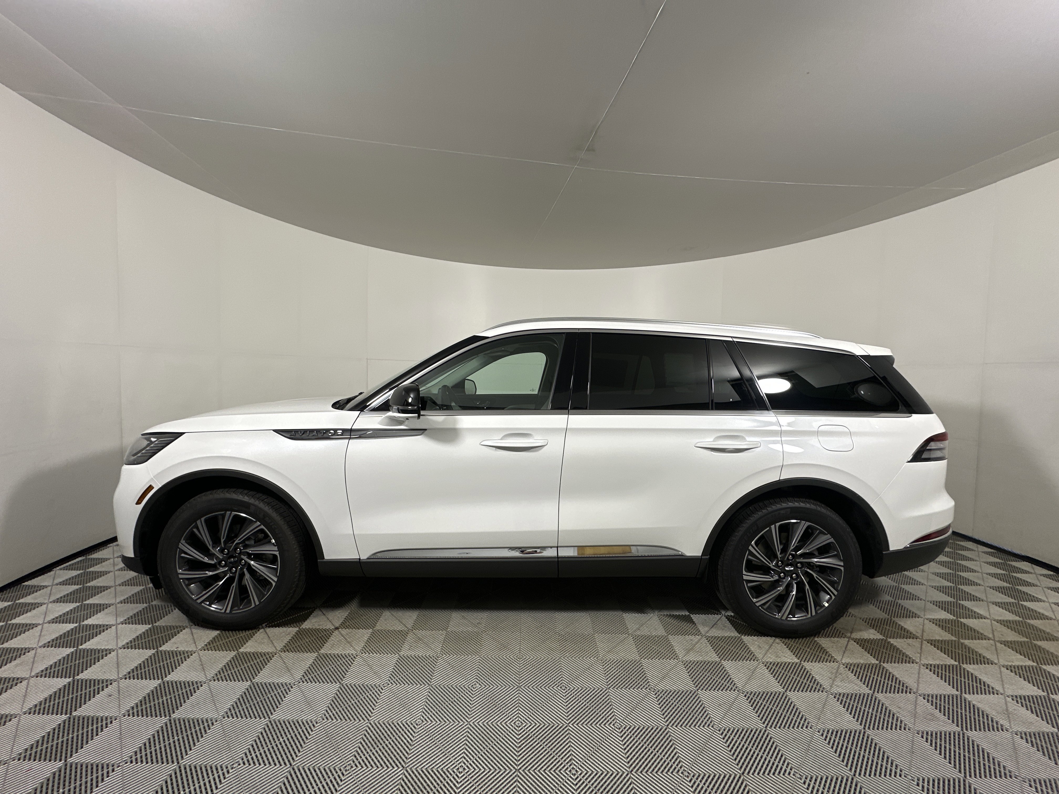 New 2025 Lincoln Aviator AWD image 4