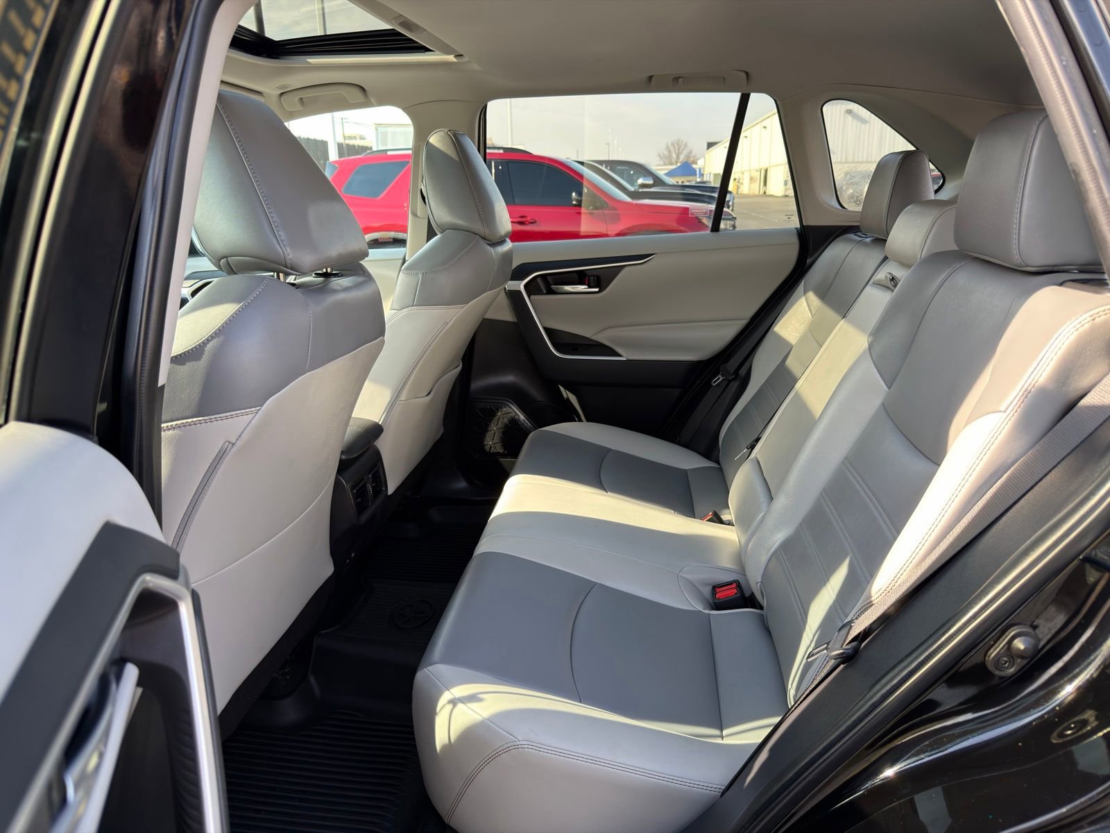 Used 2023 Toyota RAV4 XLE Premium image 29