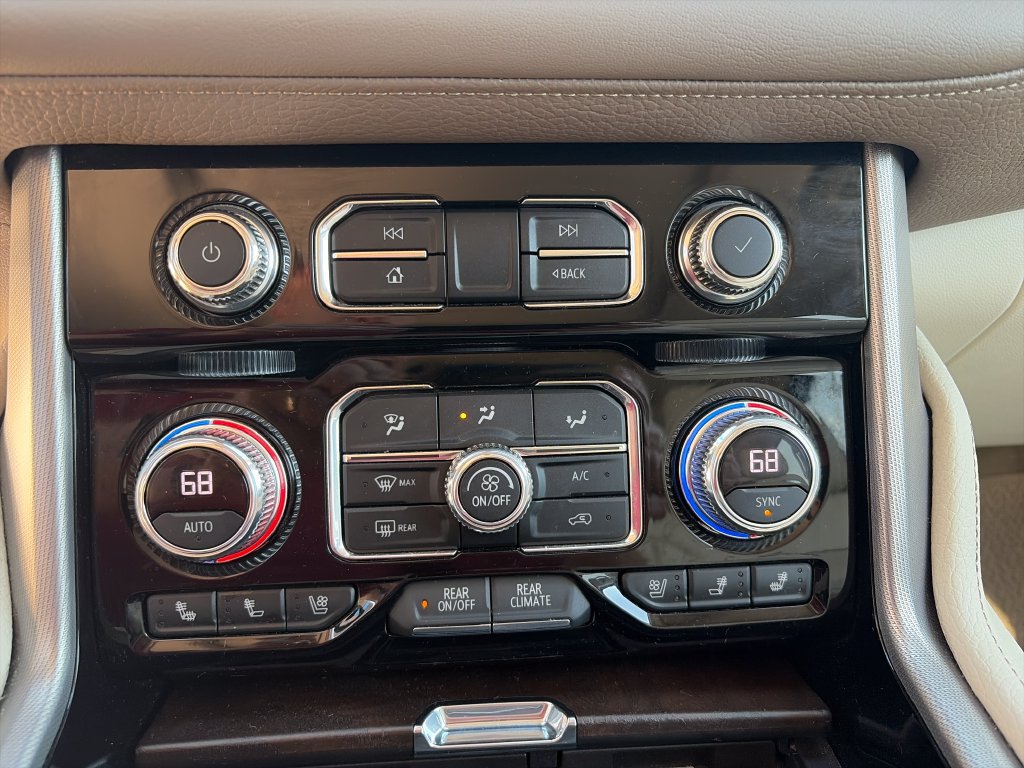Used 2021 GMC Yukon XL Denali w/ Denali Premium Package AWD/4WD image 17