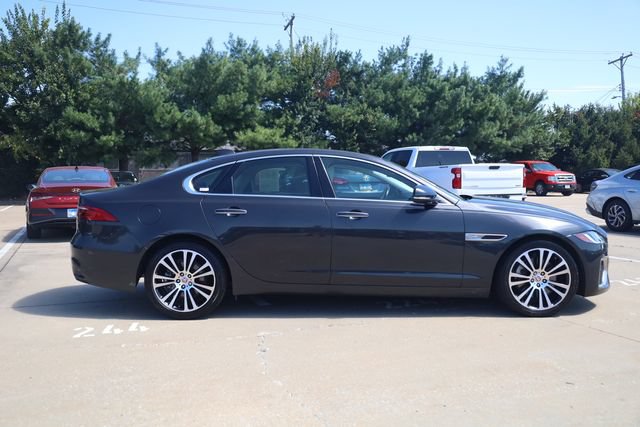 Used 2022 Jaguar XF SE RWD image 6