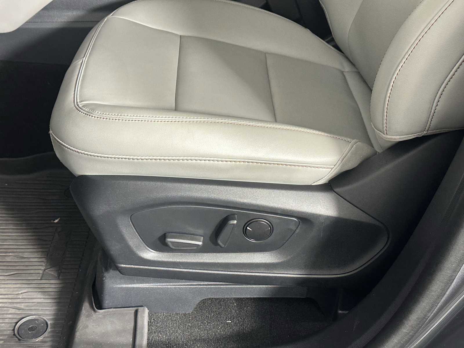 Used 2025 Ford Explorer Active w/ Active Comfort Package AWD/4WD image 8