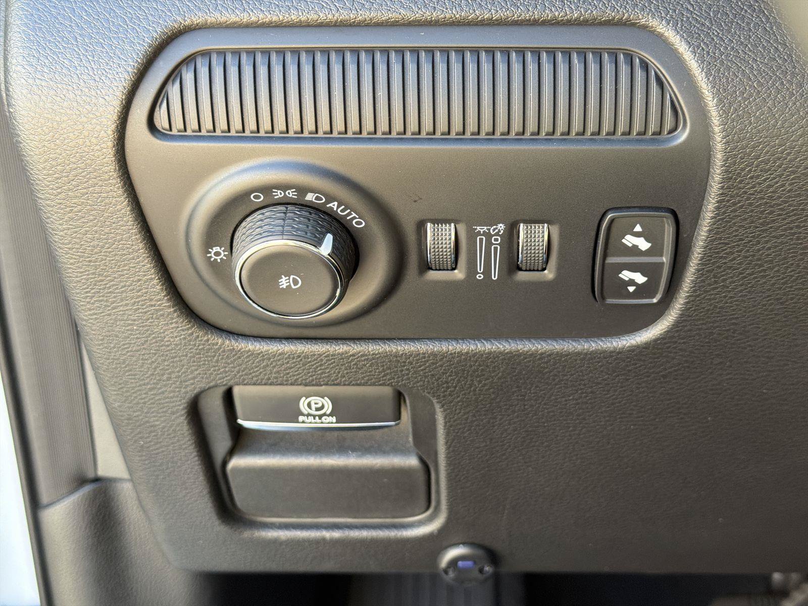 Used 2023 Jeep Wagoneer L Series II AWD/4WD image 17