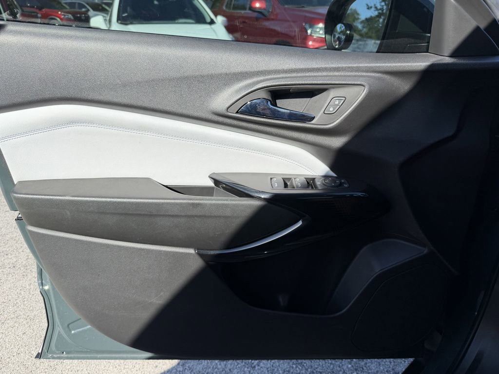 Certified 2025 Chevrolet Trax LT FWD image 21
