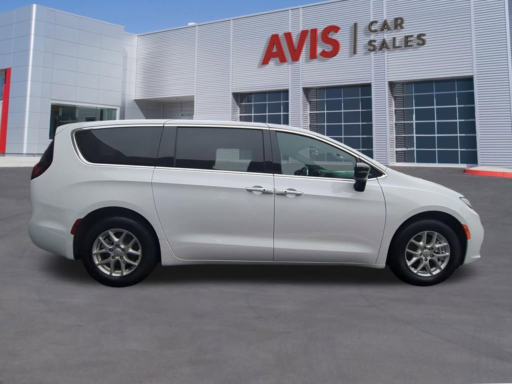 Used 2025 Chrysler Pacifica Select image 5