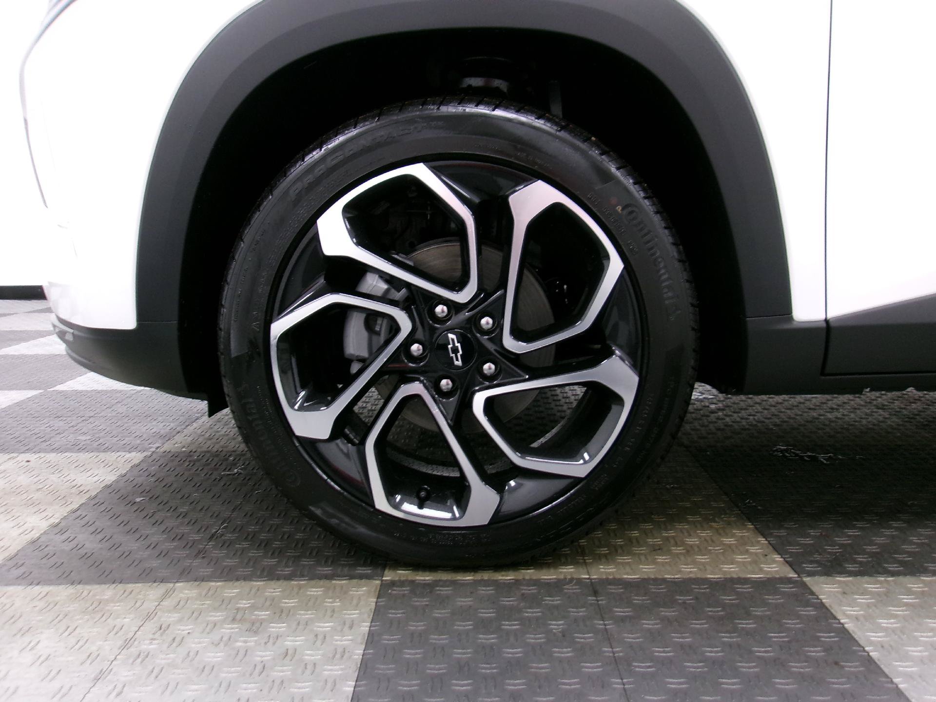 New 2026 Chevrolet Trax RS w/ Sunroof Package FWD image 17