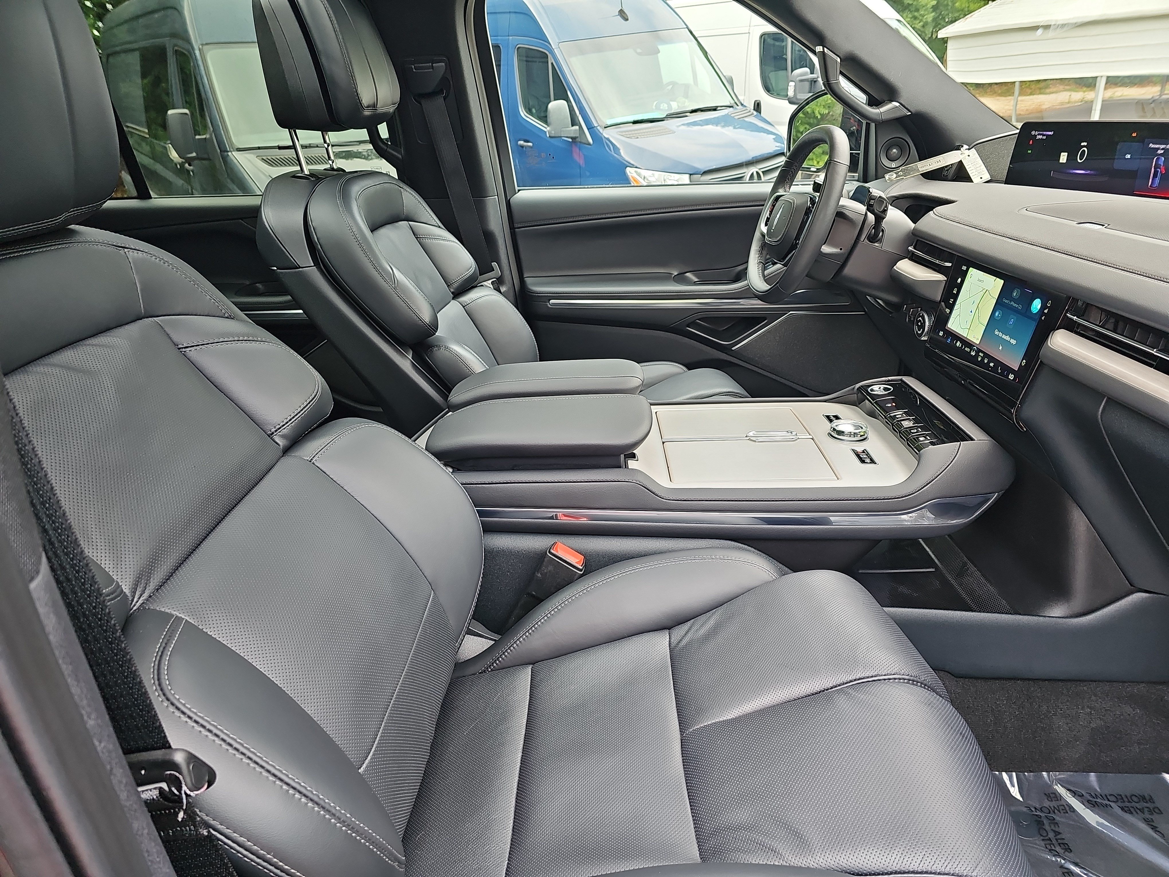 Used 2025 Lincoln Navigator Reserve w/ Jet Appearance Package AWD/4WD image 10