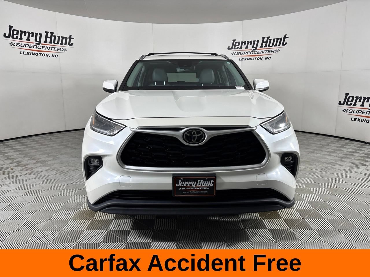 Used 2021 Toyota Highlander XLE AWD/4WD image 3