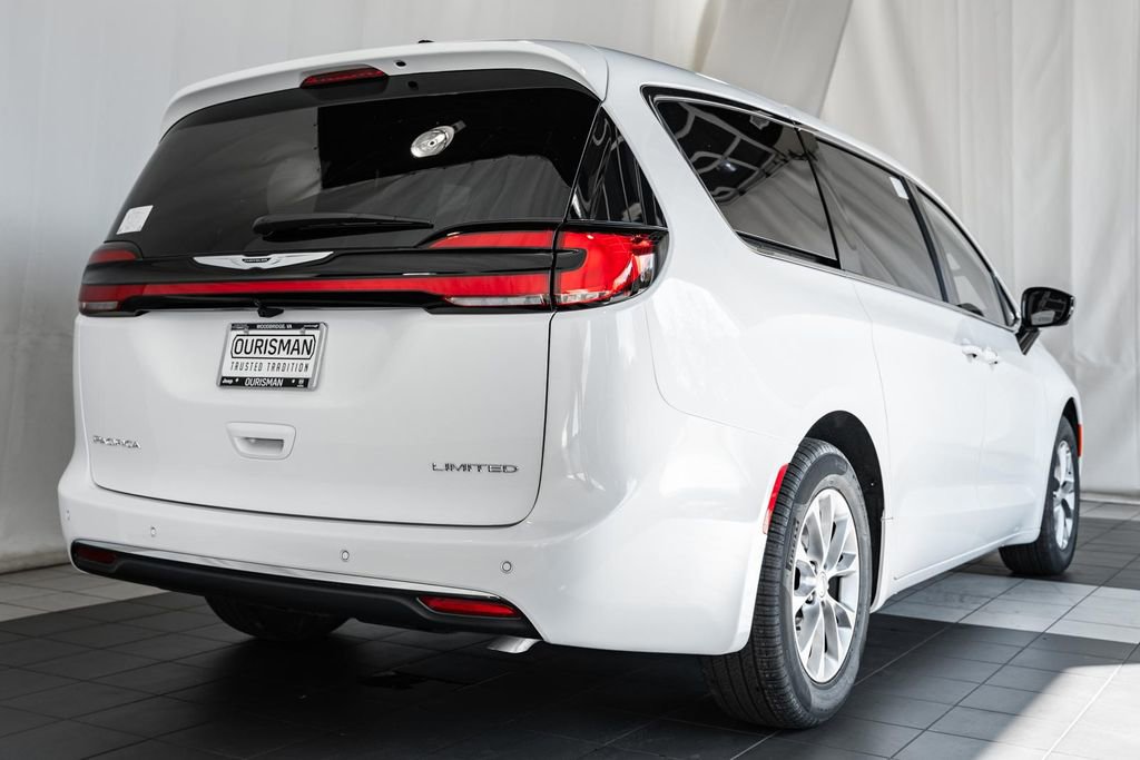 New 2026 Chrysler Pacifica Limited w/ Uconnect Theater Family Group image 4