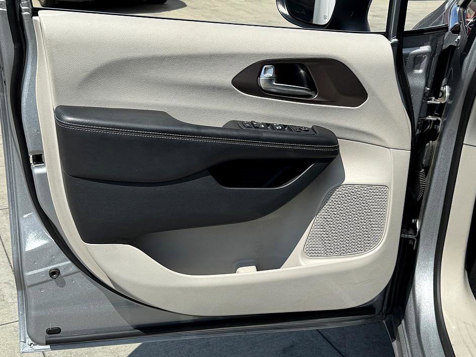 Used 2020 Chrysler Voyager L image 14
