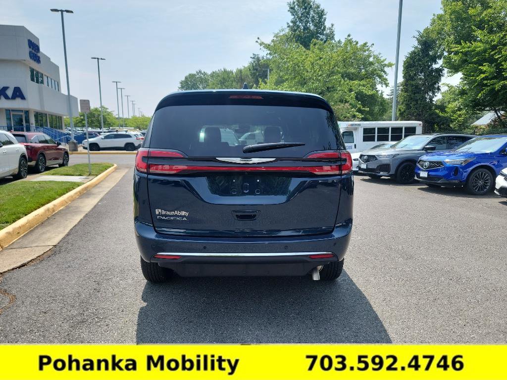 Used 2025 Chrysler Pacifica Select image 7