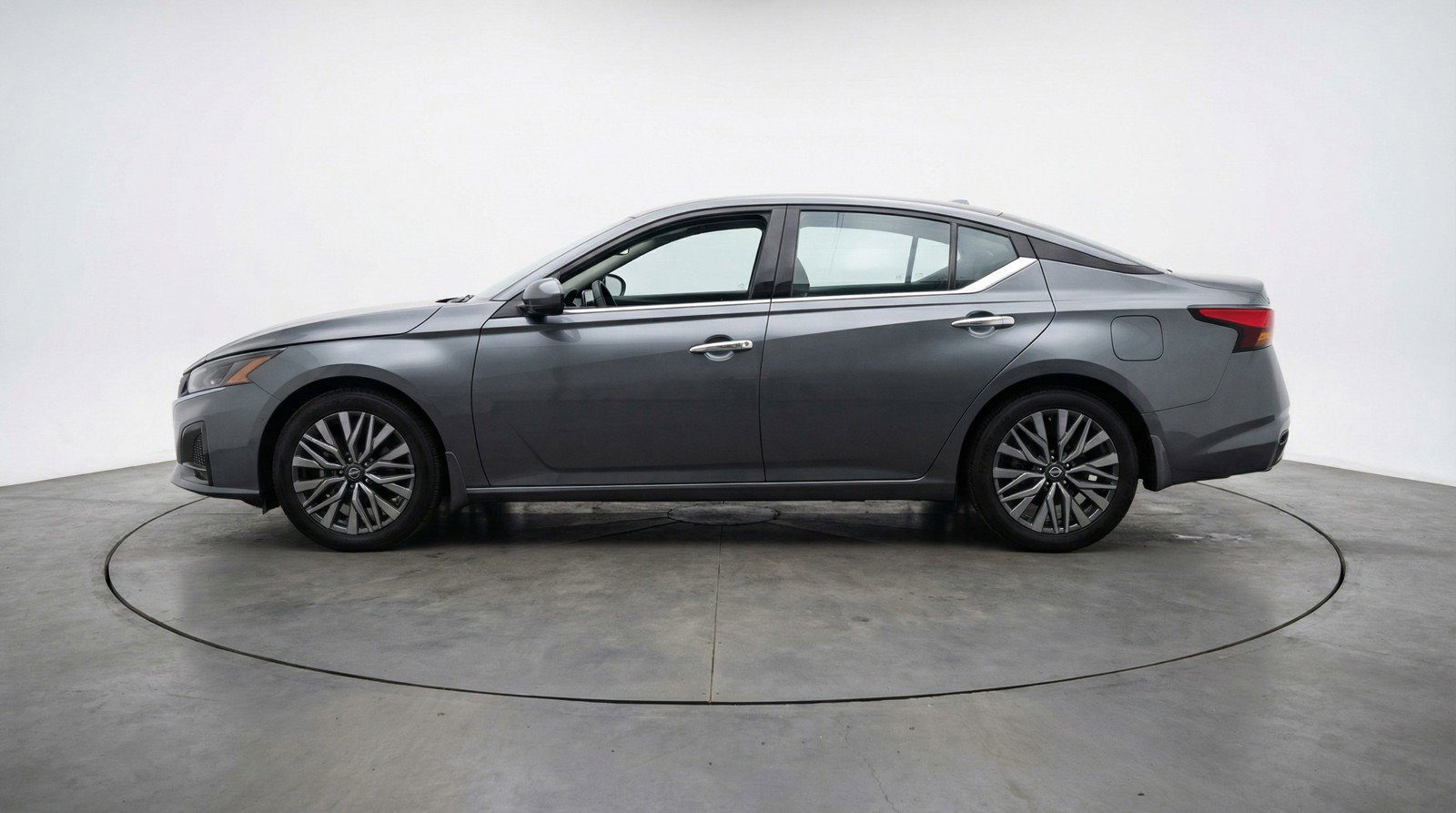 Used 2025 Nissan Altima 2.5 SV image 5