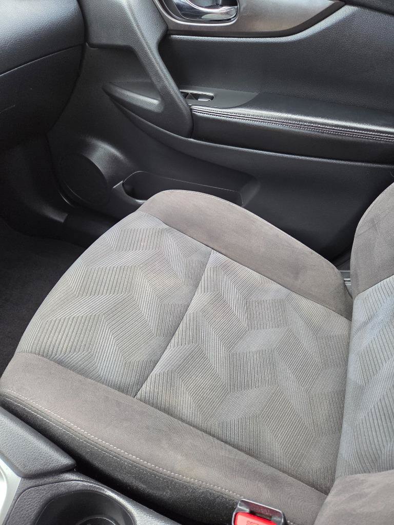 Used 2016 Nissan Rogue SV FWD image 13