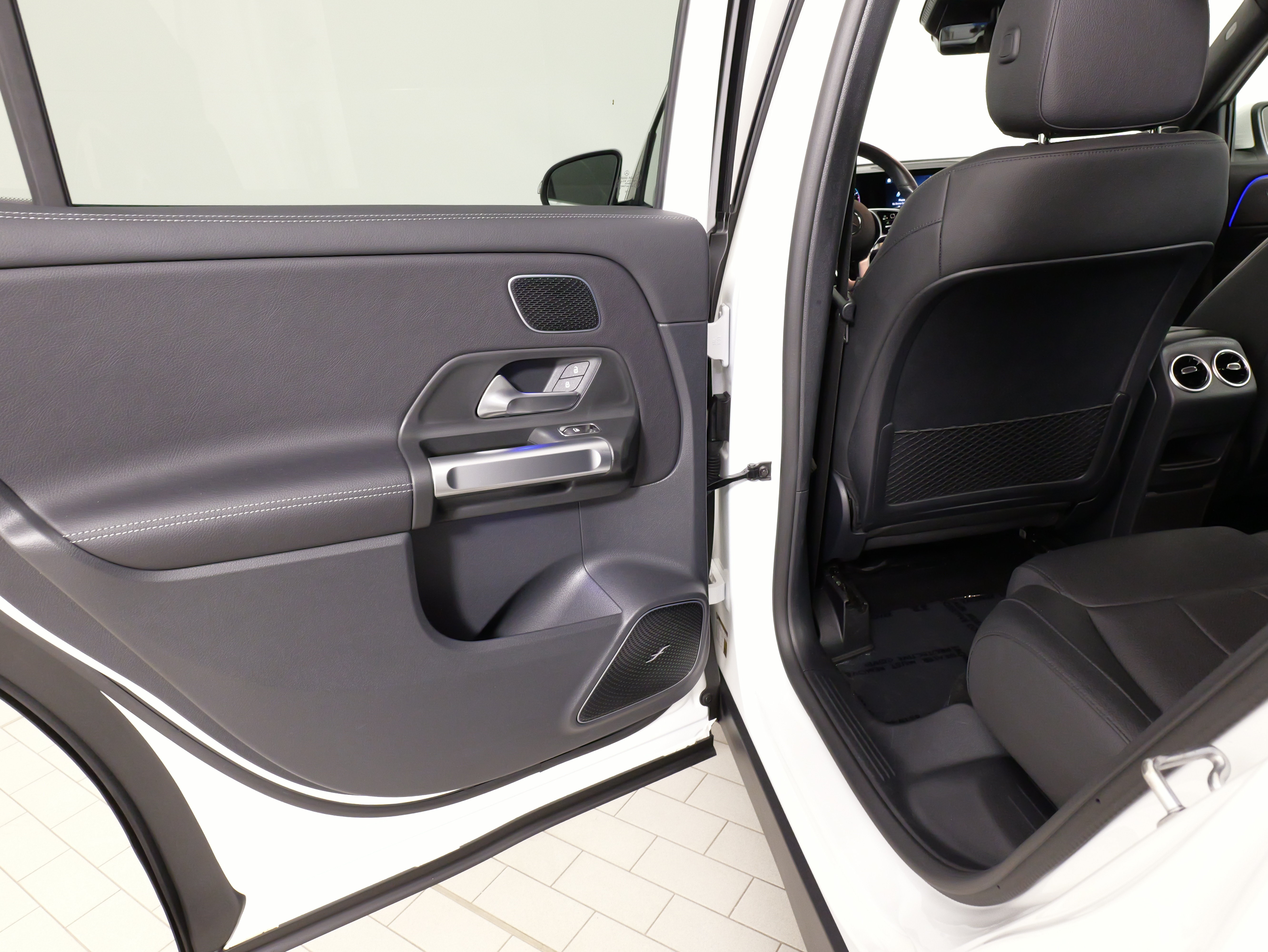 Used 2022 Mercedes-Benz GLB 250 4MATIC image 32