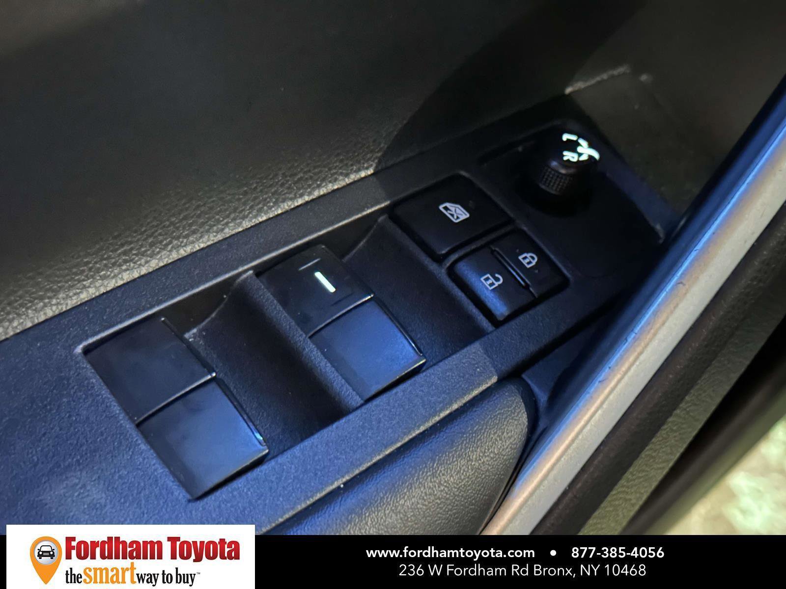 Used 2025 Toyota Corolla Cross XLE image 18