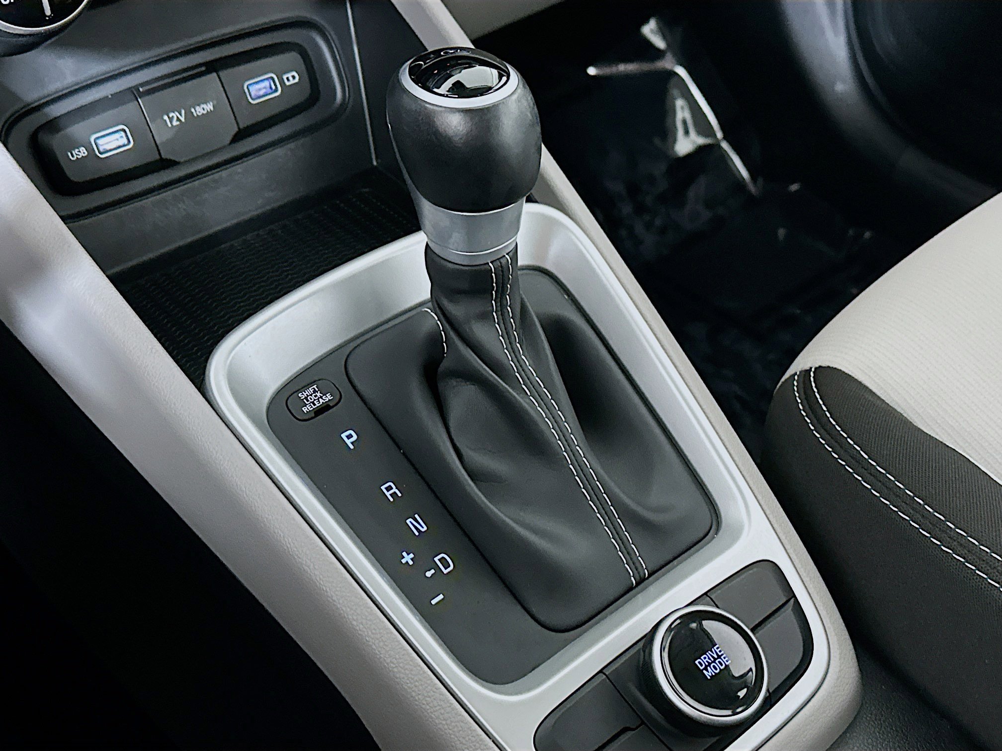 Used 2022 Hyundai Venue SEL image 16