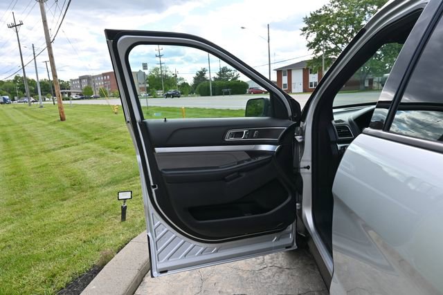 Used 2017 Ford Explorer XLT w/ Equipment Group 202A AWD/4WD image 25