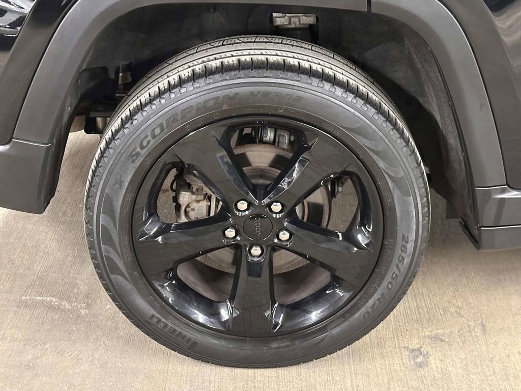 Used 2023 Jeep Grand Cherokee Limited w/ Black Appearance Package image 12