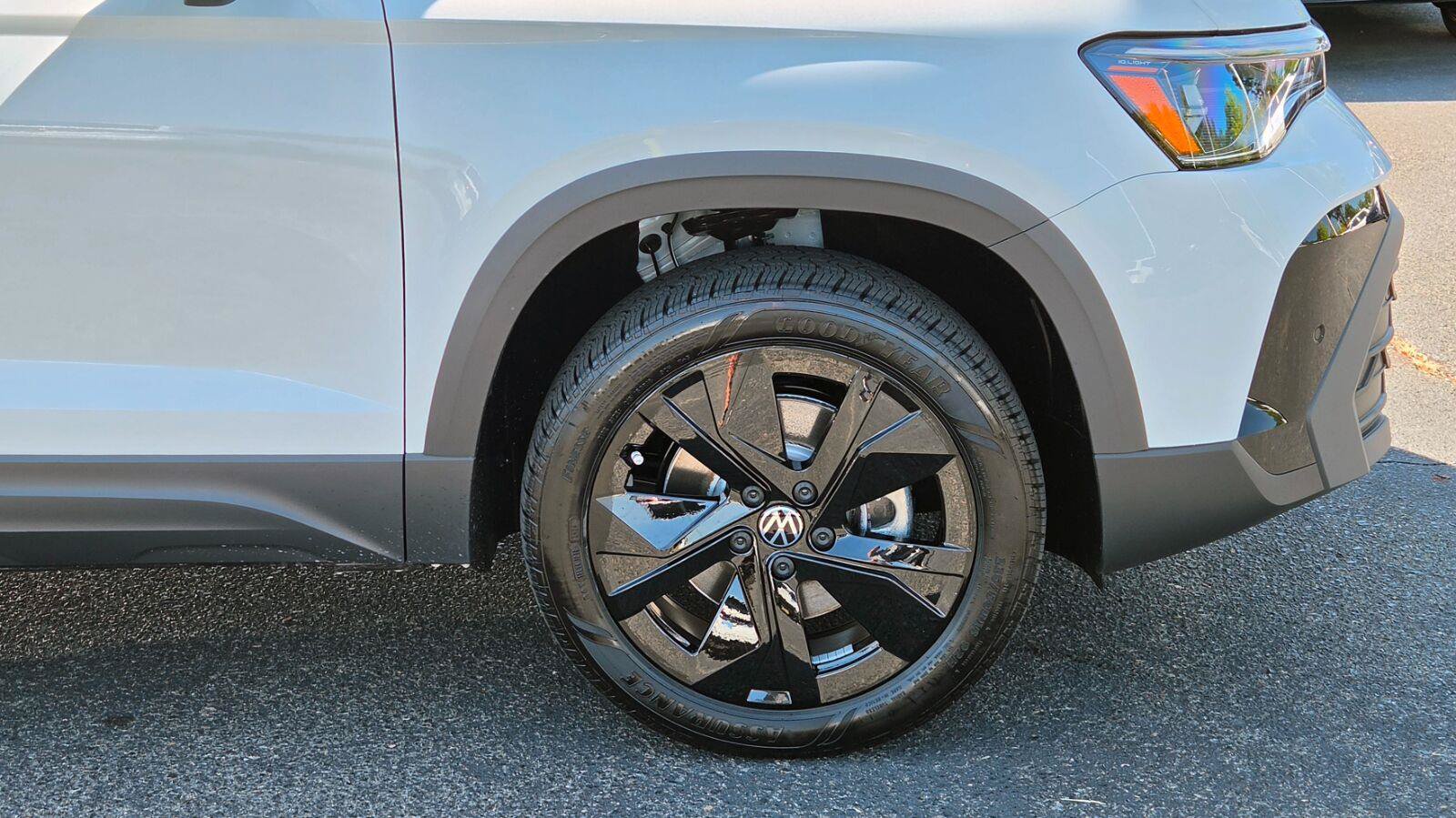 New 2027 Volkswagen Taos SE FWD image 17