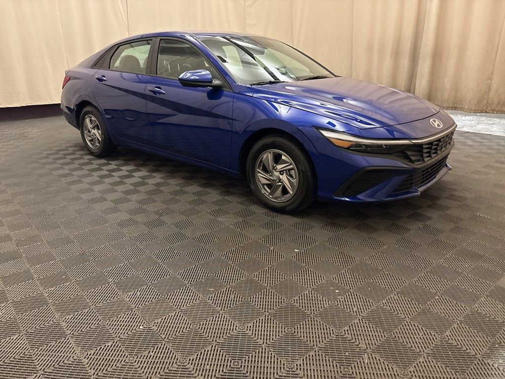 Certified 2025 Hyundai Elantra SE image 3