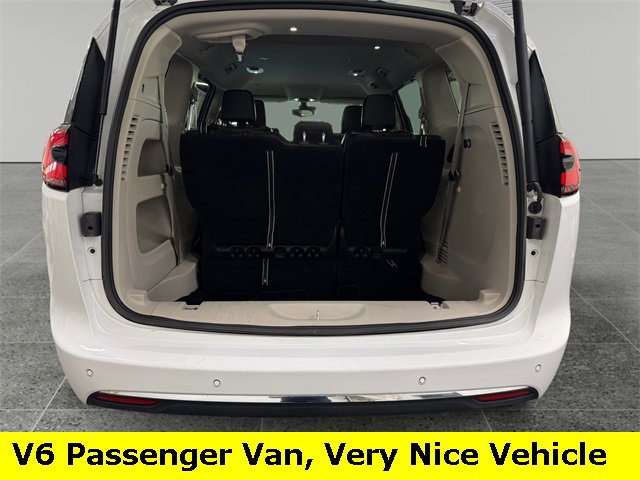 Used 2024 Chrysler Pacifica Touring-L image 15