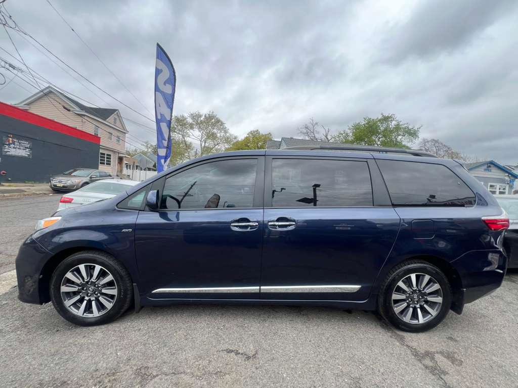 Used 2020 Toyota Sienna XLE w/ XLE Navigation Package AWD/4WD image 5