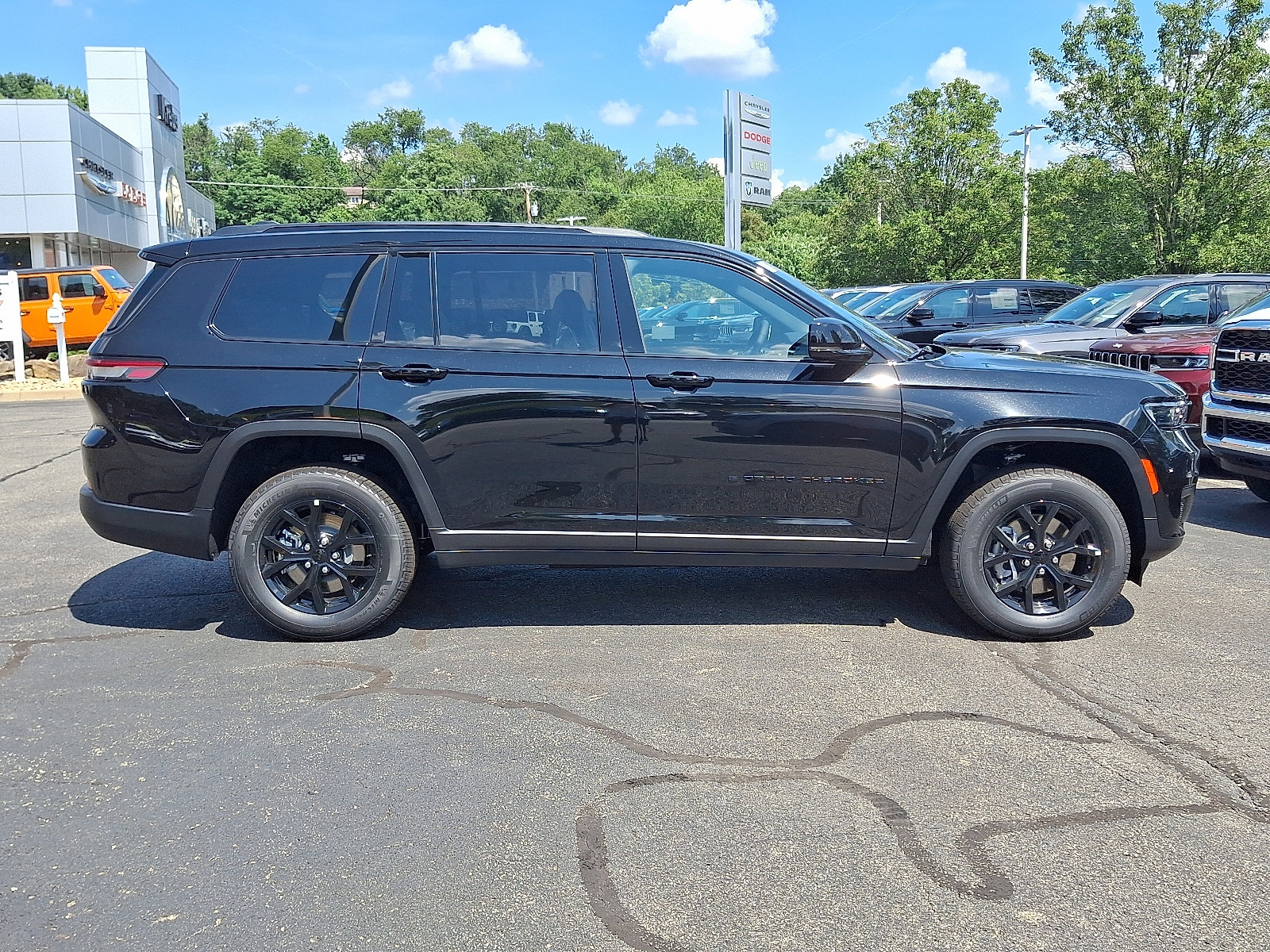 New 2025 Jeep Grand Cherokee L Altitude image 7