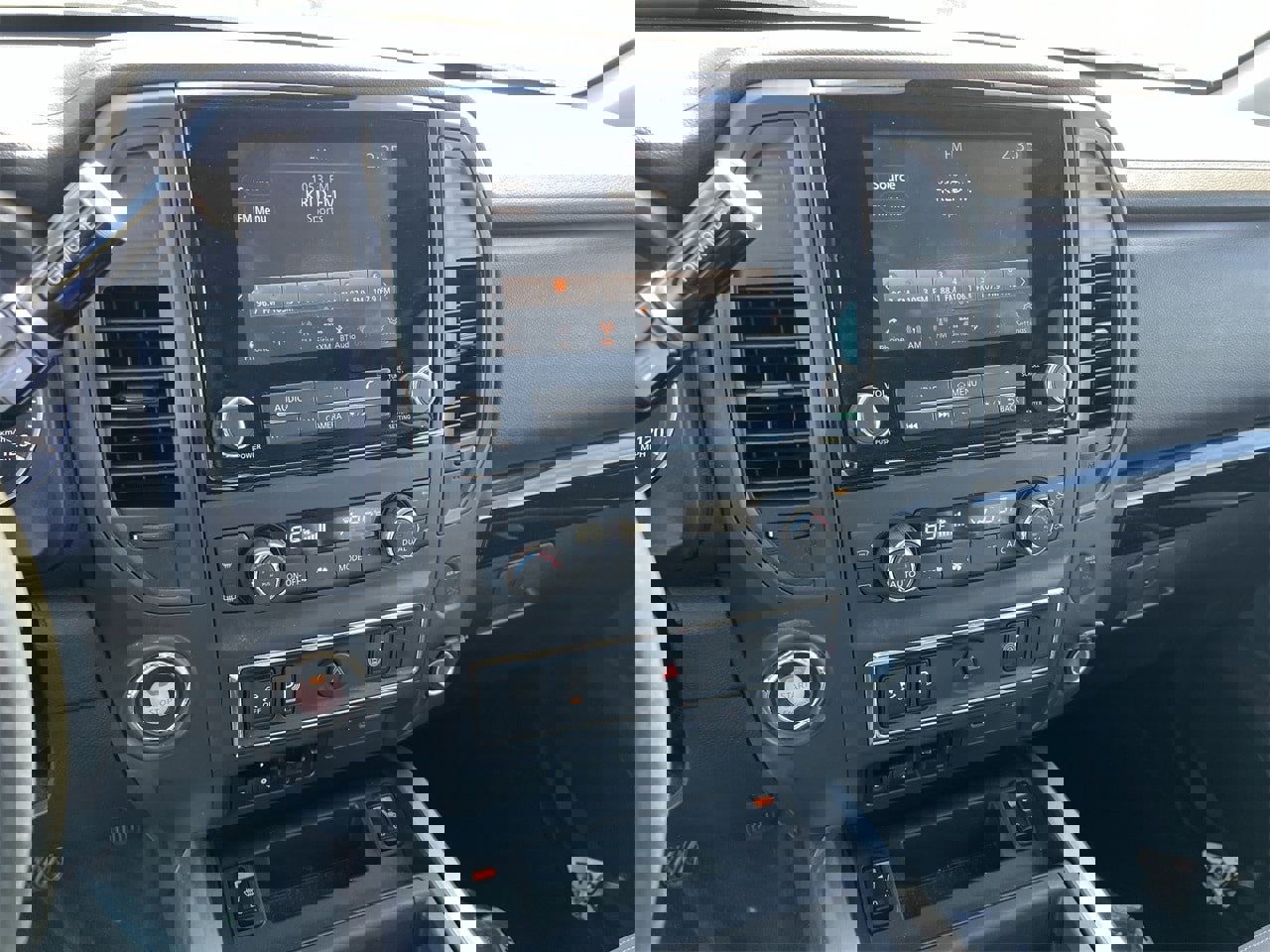 Certified 2024 Nissan Titan SV w/ SV Convenience Package image 9