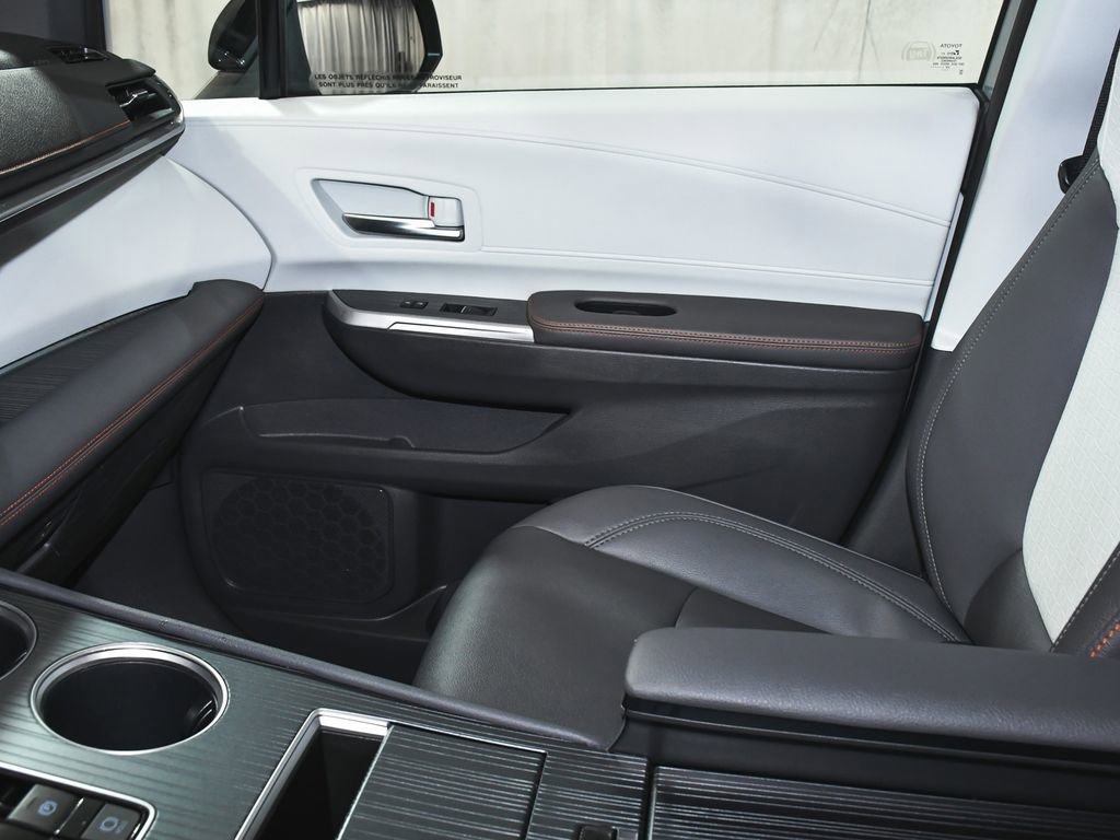 Used 2024 Toyota Sienna XSE image 38