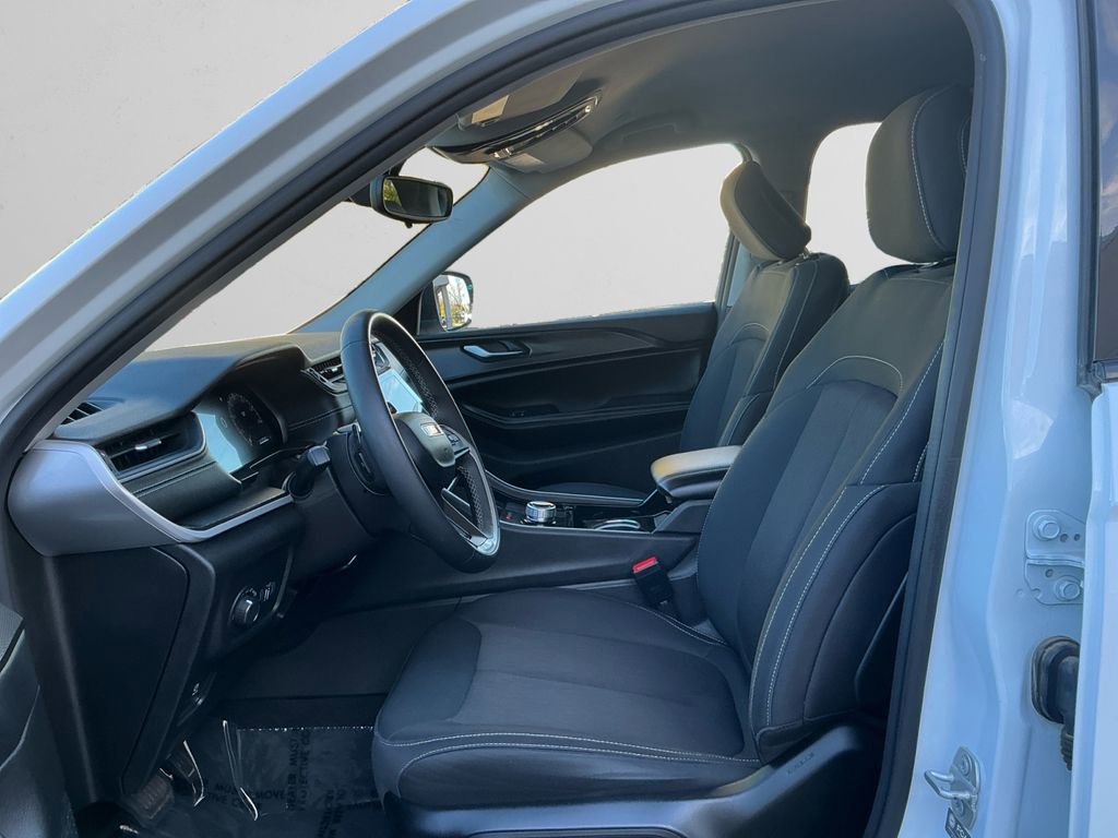 Used 2023 Jeep Grand Cherokee Laredo image 9