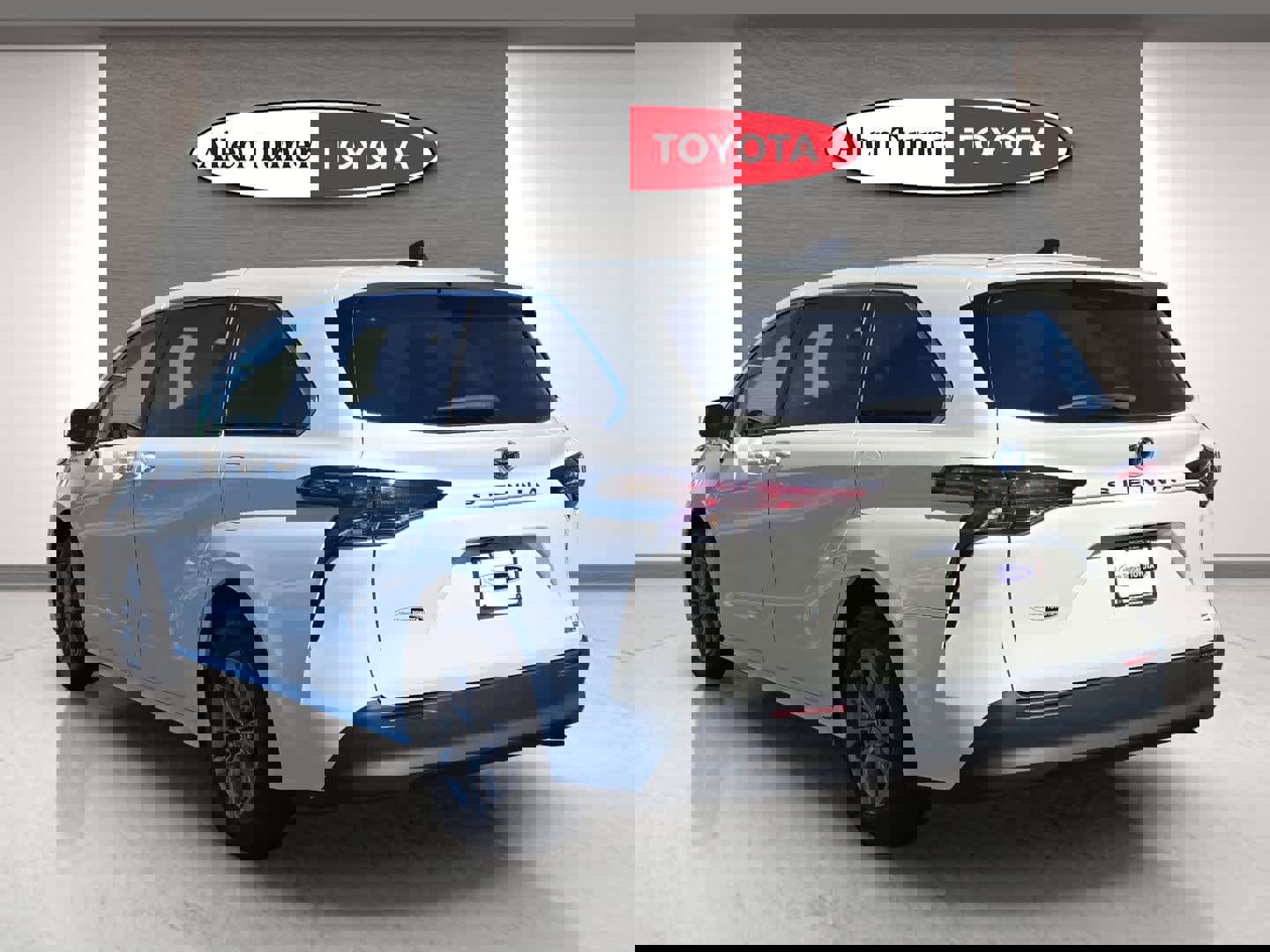 Used 2024 Toyota Sienna LE image 8