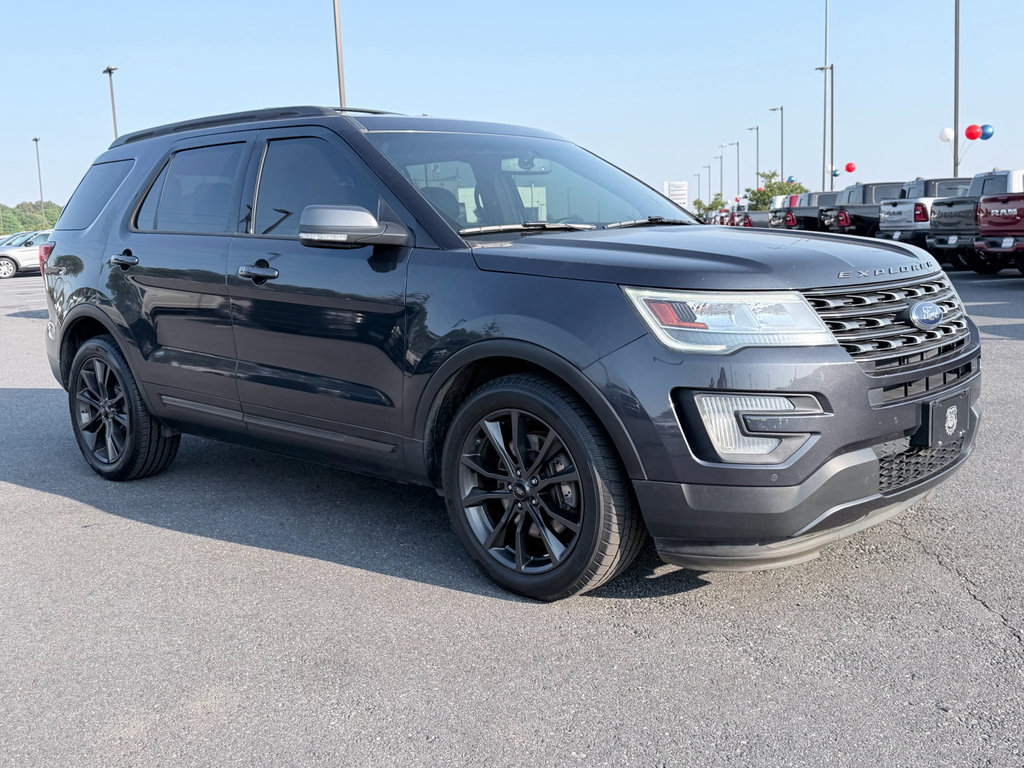 Used 2017 Ford Explorer XLT w/ Equipment Group 202A FWD image 2