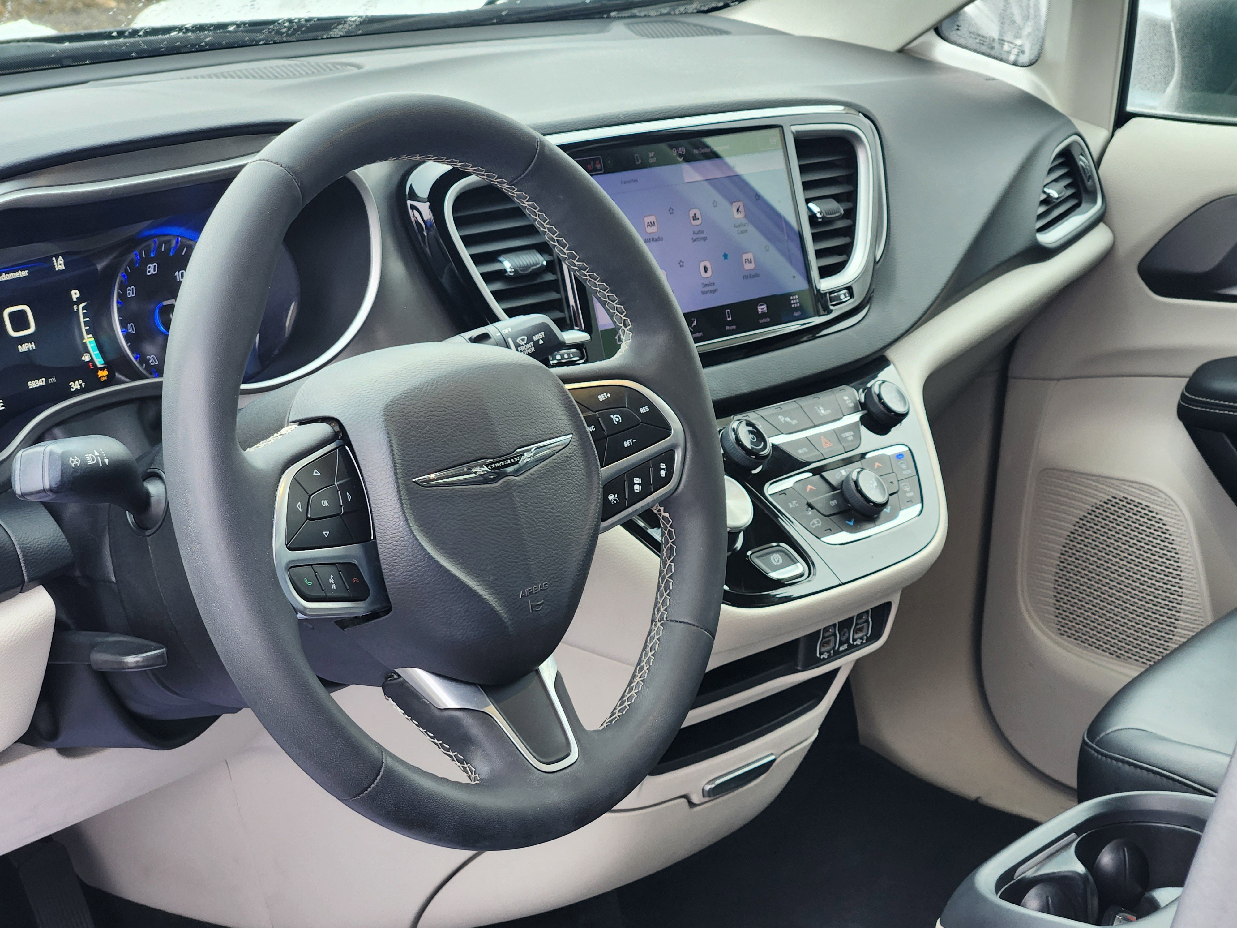 Used 2023 Chrysler Pacifica Touring-L image 22