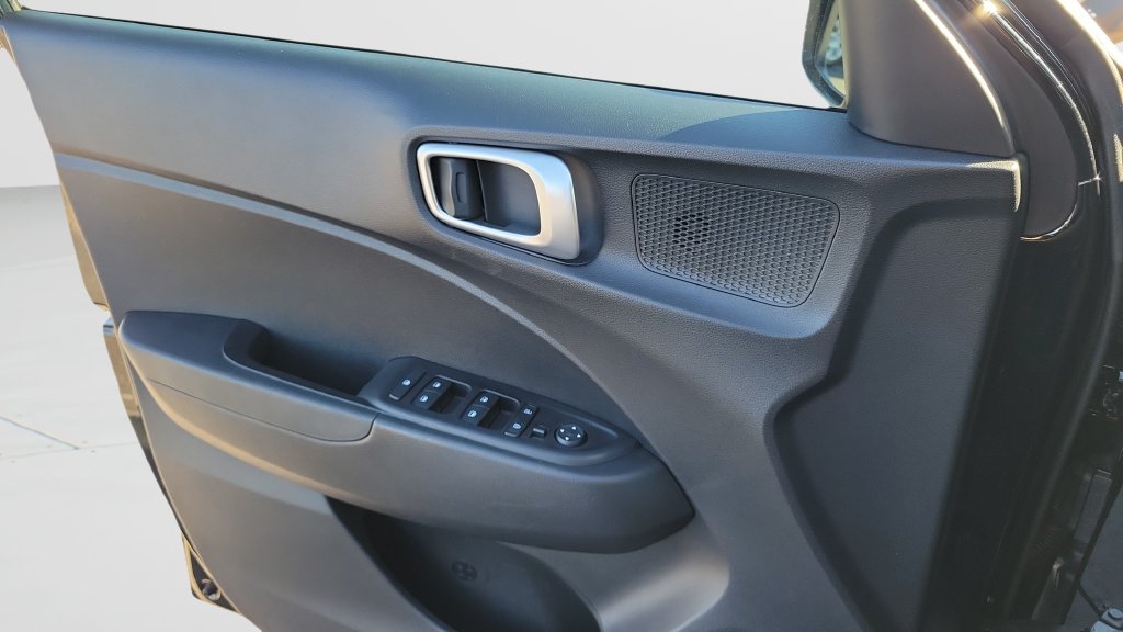 Used 2025 Hyundai Venue SEL FWD image 17
